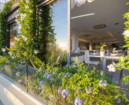 Restaurant élégant avec fleurs et décoration moderne.