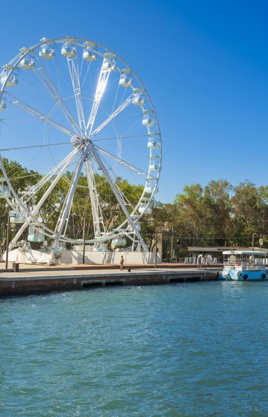 Riesenrad am Kanal an einem sonnigen Tag.