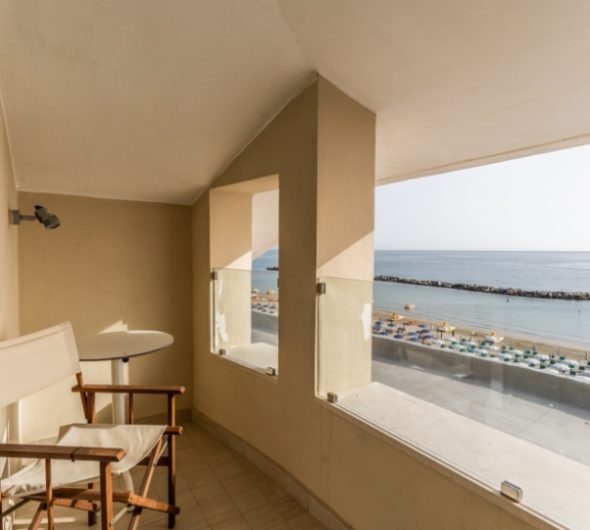 Balcone con vista mare, arredato con sedie e tavolino, perfetto per rilassarsi.